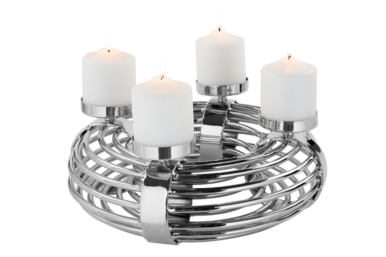 Fink VENTURA/Kranz W-24 Moderner, silberner Kerzenhalter in Ringform mit vier brennenden weißen Kerzen, seitliche Perspektive.