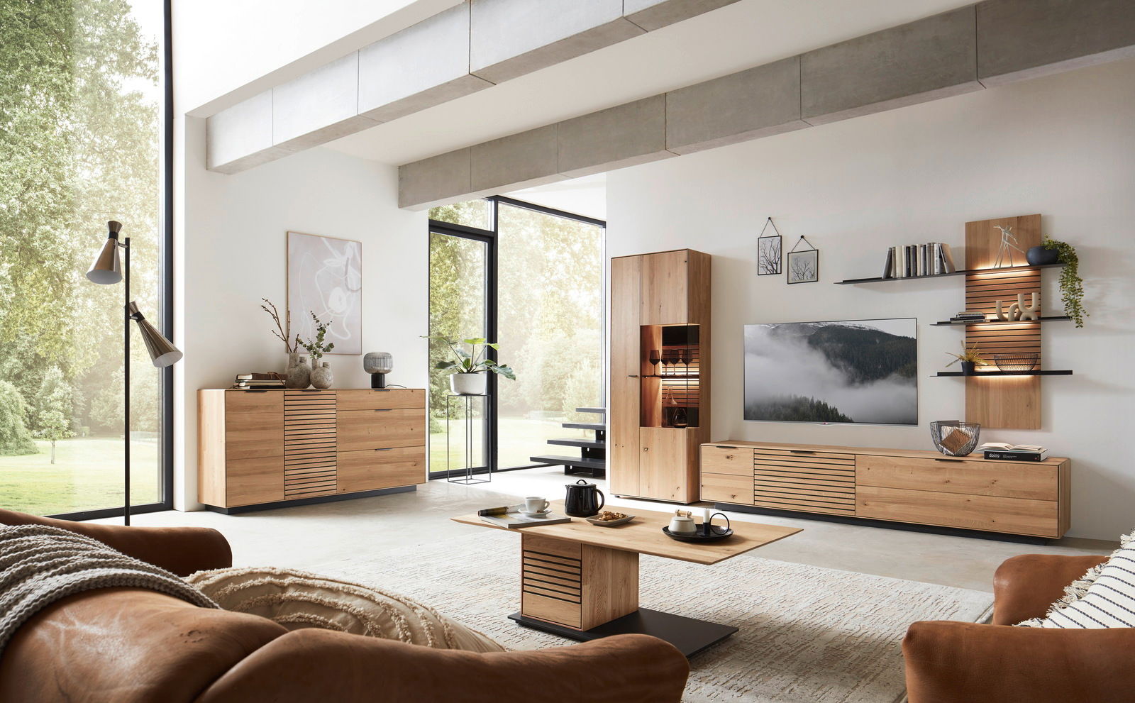 Modernes Wohnzimmer mit einem Sideboard aus Holz, das von der Seite betrachtet wird. Das Sideboard hat eine glatte Oberfläche und bietet Stauraum mit Schubladen und Türen. Es steht in einem hellen Raum mit großen Fenstern und stilvoller Dekoration.
