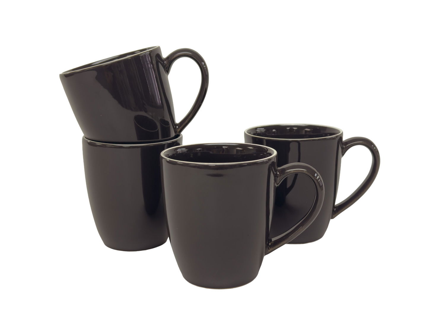 Vier schwarze Kaffeebecher in einem Set, zwei gestapelt und zwei nebeneinander, aus seitlicher Perspektive fotografiert.