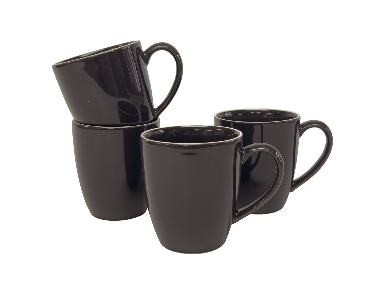 Vier schwarze Kaffeebecher in einem Set, zwei gestapelt und zwei nebeneinander, aus seitlicher Perspektive fotografiert.