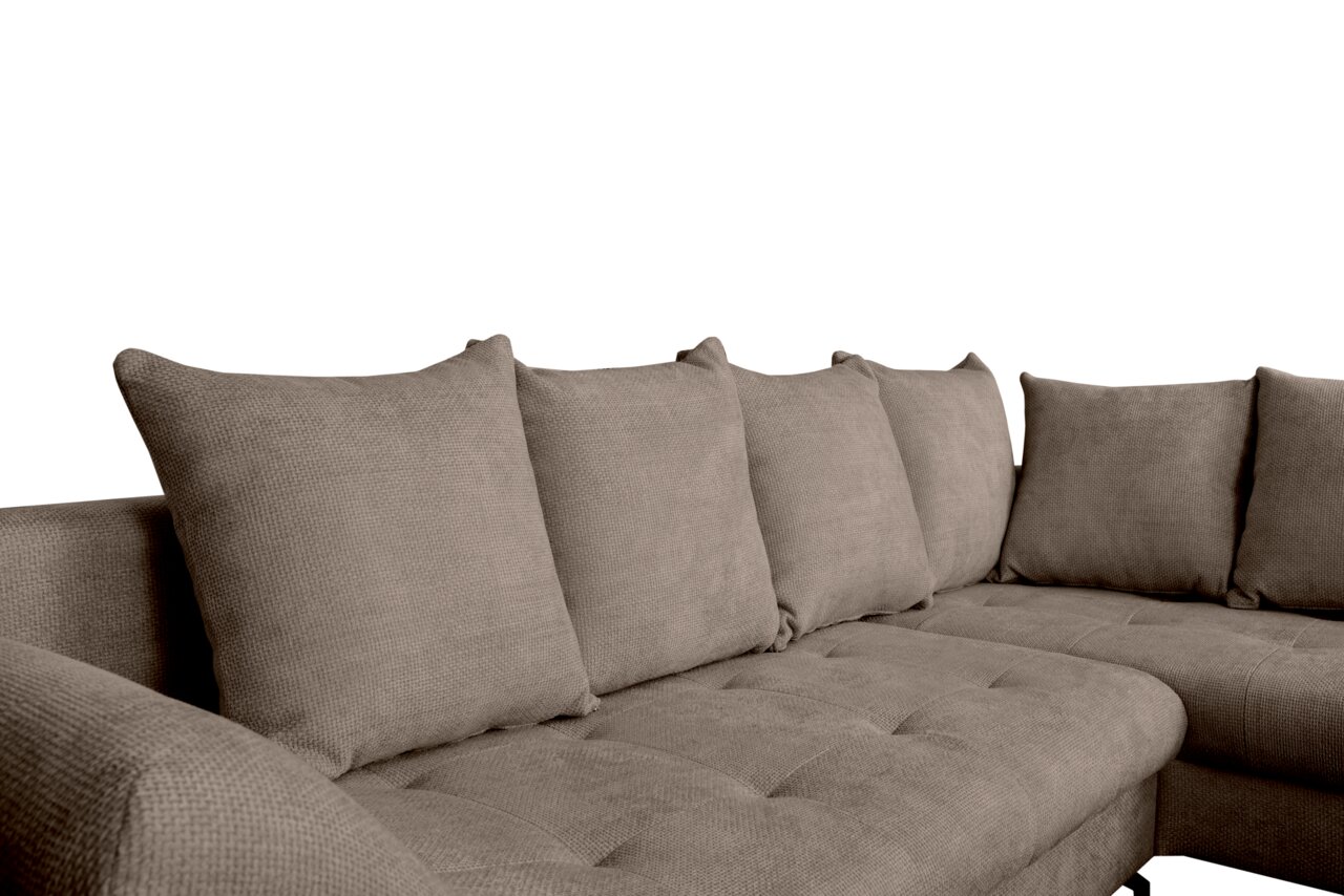 Nahaufnahme einer beigen Eckcouch mit mehreren Kissen, Perspektive von der linken Seite.