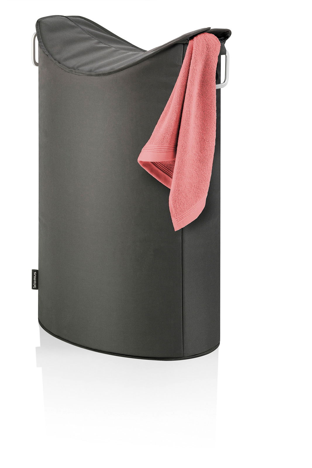 blomus Wäschesammler FRISCO Grauer Wäschesammler mit einem rosa Handtuch, seitliche Perspektive