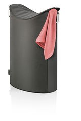 Grauer Wäschesammler mit einem rosa Handtuch, seitliche Perspektive