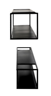 Schwarzes, minimalistisches Metall-Regal mit zwei Ablageflächen und offenem Rahmen, freigestellt auf Weiß, gezeigt in Frontansicht und in seitlicher Perspektive