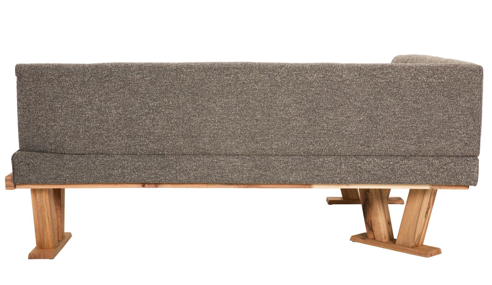 Rückansicht einer grauen Eckbank mit Holzfüßen, Perspektive von hinten.