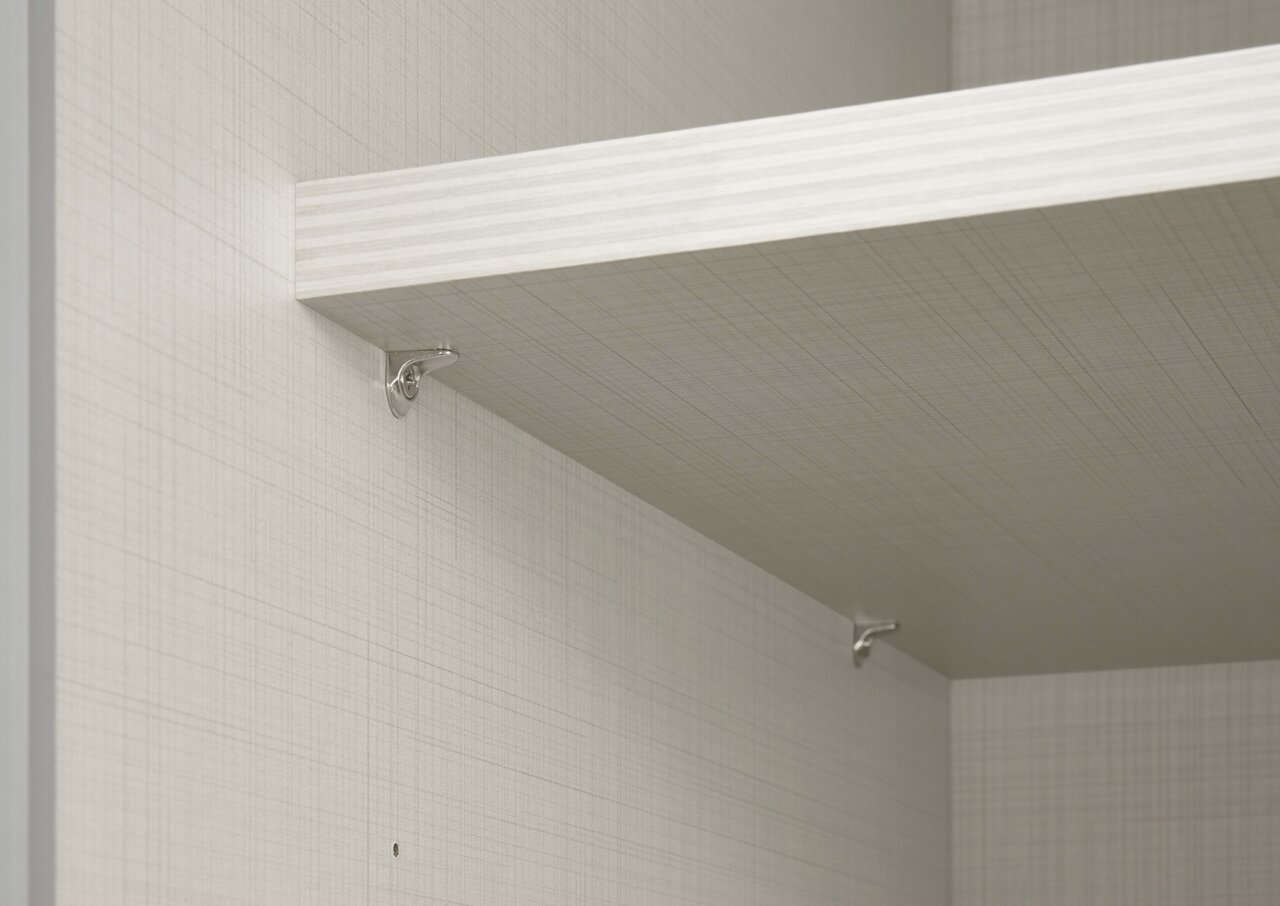 Innenansicht eines Schwebetürenschranks mit einem Regalbrett und silbernen Halterungen, seitliche Perspektive.
