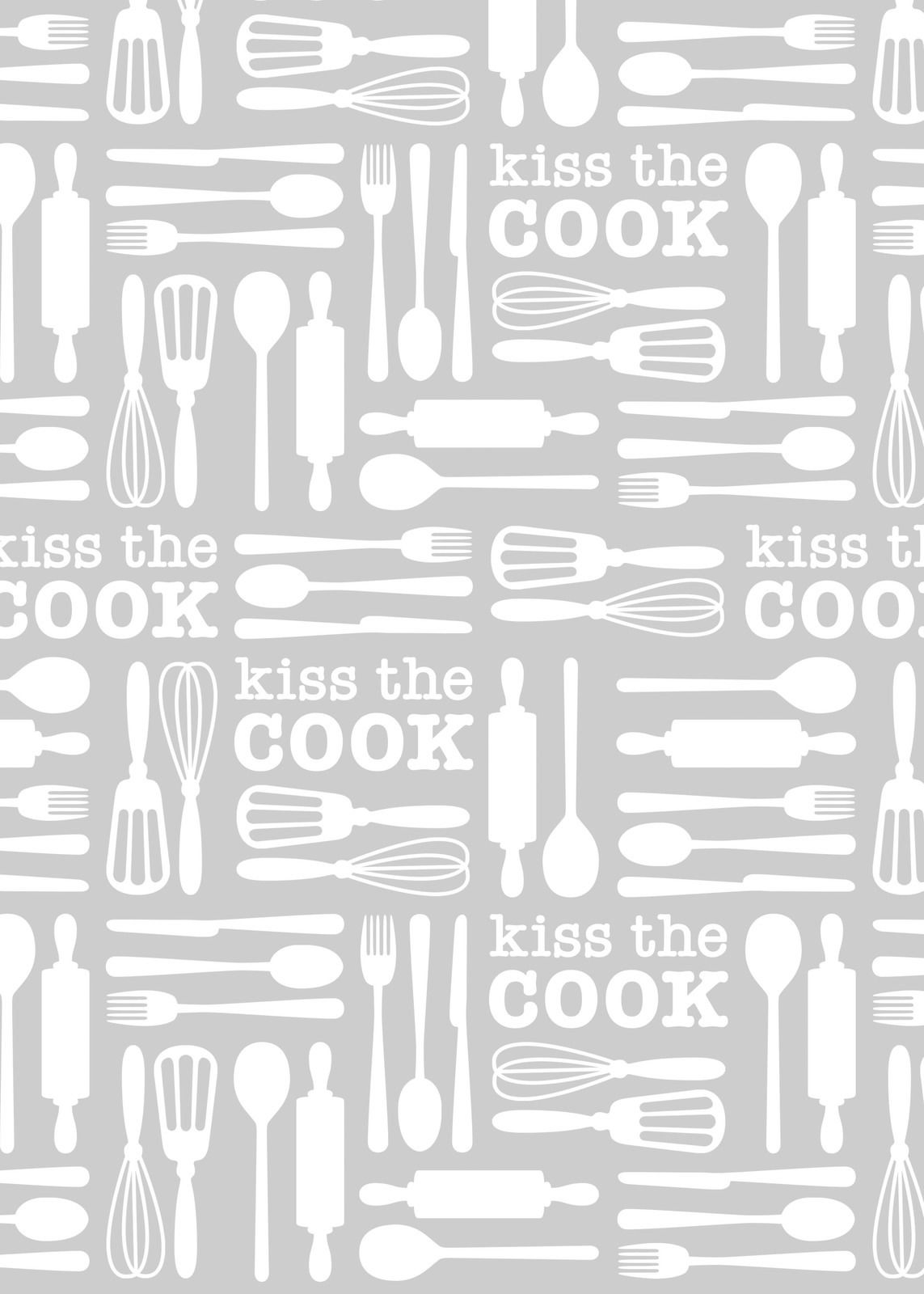 Geschirrtuch-Set mit Küchenutensilien und dem Schriftzug 'Kiss the Cook' in einer stilvollen, wiederholten Anordnung. Draufsicht.