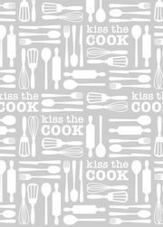 Geschirrtuch-Set mit Küchenutensilien und dem Schriftzug 'Kiss the Cook' in einer stilvollen, wiederholten Anordnung. Draufsicht.