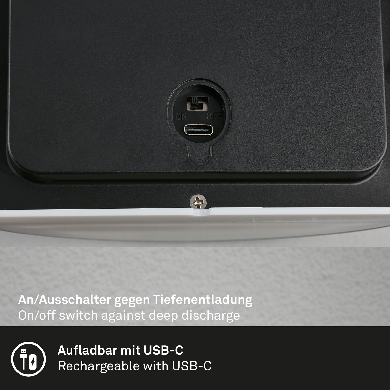 Nahaufnahme der Rückseite einer Briloner Akku-Außenwandleuchte mit USB-C-Anschluss und An/Aus-Schalter gegen Tiefenentladung.
