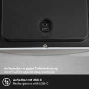 Nahaufnahme der Rückseite einer Briloner Akku-Außenwandleuchte mit USB-C-Anschluss und An/Aus-Schalter gegen Tiefenentladung.