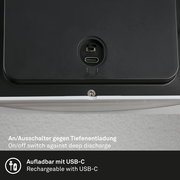 Nahaufnahme der Rückseite einer Briloner Akku-Außenwandleuchte mit USB-C-Anschluss und An/Aus-Schalter gegen Tiefenentladung.