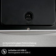 Nahaufnahme der Rückseite einer Briloner Akku-Außenwandleuchte mit USB-C-Anschluss und An/Aus-Schalter gegen Tiefenentladung.