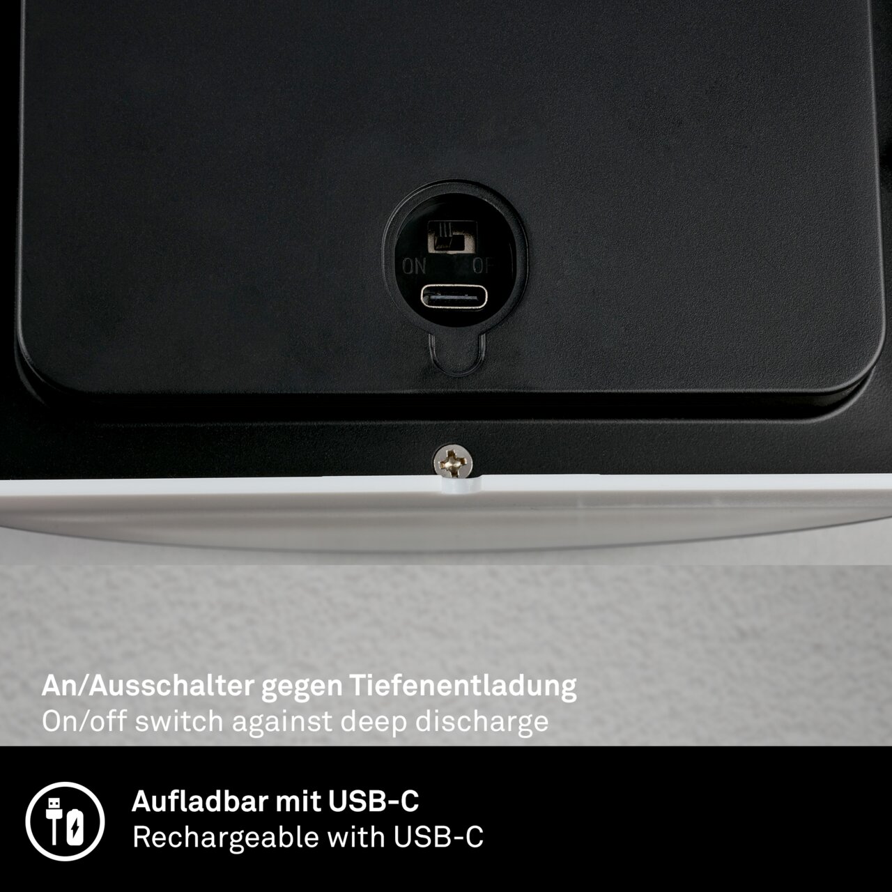 Nahaufnahme der Rückseite einer Briloner Akku-Außenwandleuchte mit USB-C-Anschluss und An/Aus-Schalter gegen Tiefenentladung.