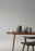 Stelton Emma Wasserkocher in elegantem Design auf einem Tisch, umgeben von Geschirr, seitliche Perspektive.