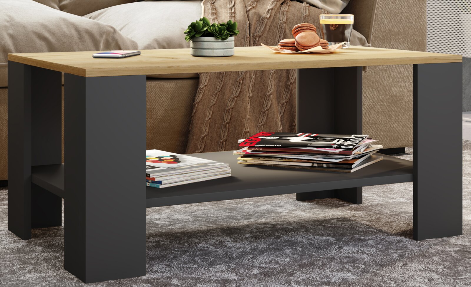 Moderner Couchtisch mit heller Holzplatte und schwarzem Gestell, mit Ablageboden für Zeitschriften, im Wohnzimmer vor einem Sofa – Frontansicht in leichter Schrägperspektive