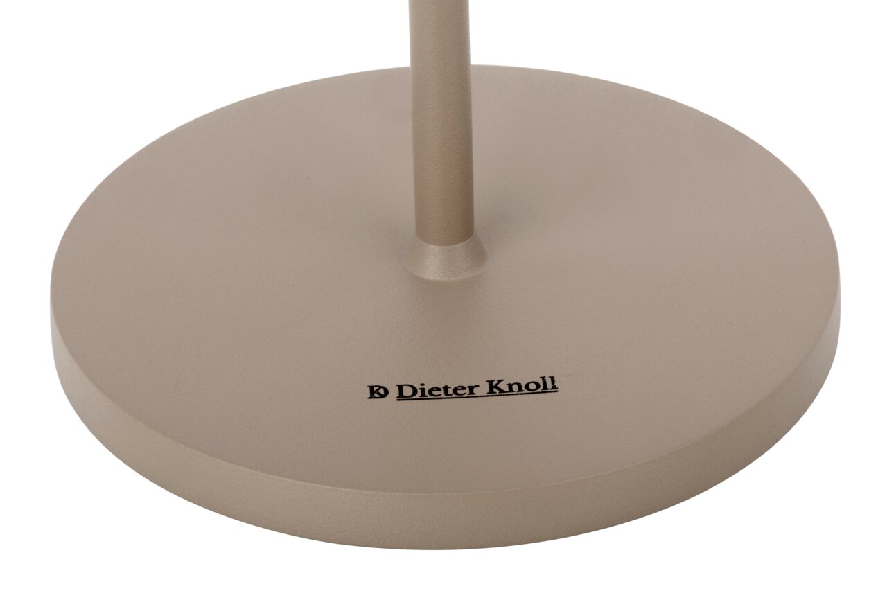 Nahaufnahme der Basis einer Akku-Tischleuchte von Dieter Knoll, beige, mit Markenlogo, von oben betrachtet.
