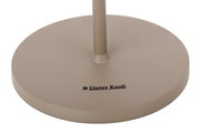 Nahaufnahme der Basis einer Akku-Tischleuchte von Dieter Knoll, beige, mit Markenlogo, von oben betrachtet.