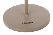 Nahaufnahme der Basis einer Akku-Tischleuchte von Dieter Knoll, beige, mit Markenlogo, von oben betrachtet.