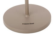 Nahaufnahme der Basis einer Akku-Tischleuchte von Dieter Knoll, beige, mit Markenlogo, von oben betrachtet.
