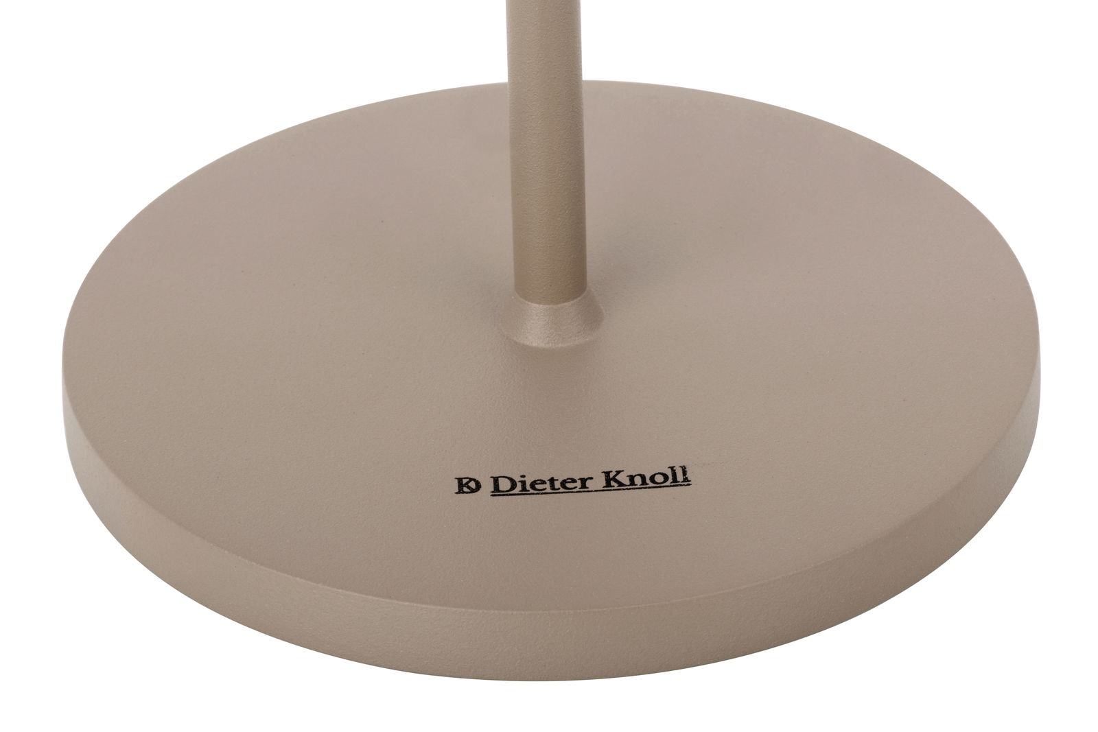 Nahaufnahme der Basis einer Akku-Tischleuchte von Dieter Knoll, beige, mit Markenlogo, von oben betrachtet.
