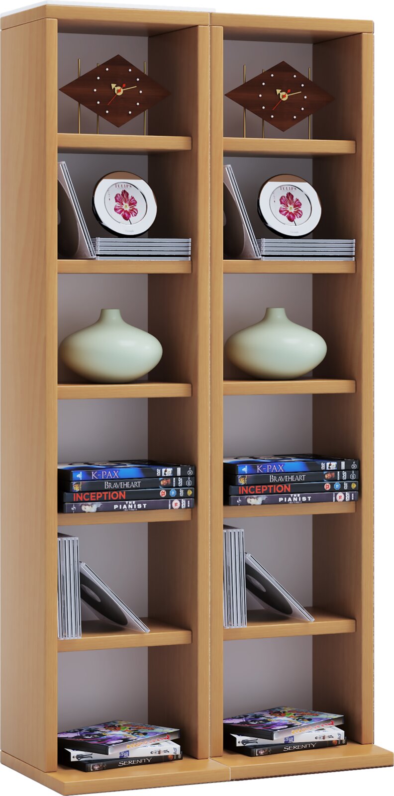 Zwei schmale, hohe Regale aus hellem Holz in Frontansicht, befüllt mit Deko (Uhr, Teller, Vase) sowie CDs und DVDs.