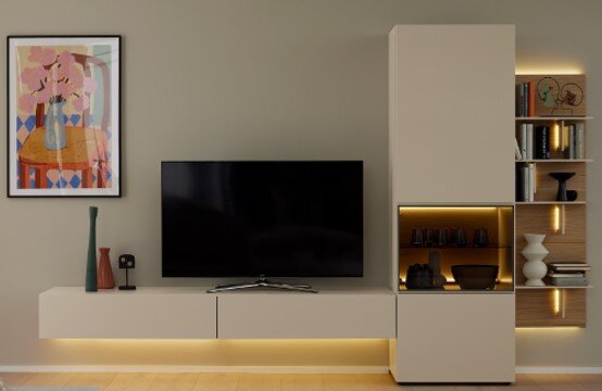 Frontansicht einer modernen Wohnwand in Beige mit schwebendem TV-Lowboard, hohem Schrank, beleuchteten offenen Fächern und seitlichem Regal neben einem Fernseher.