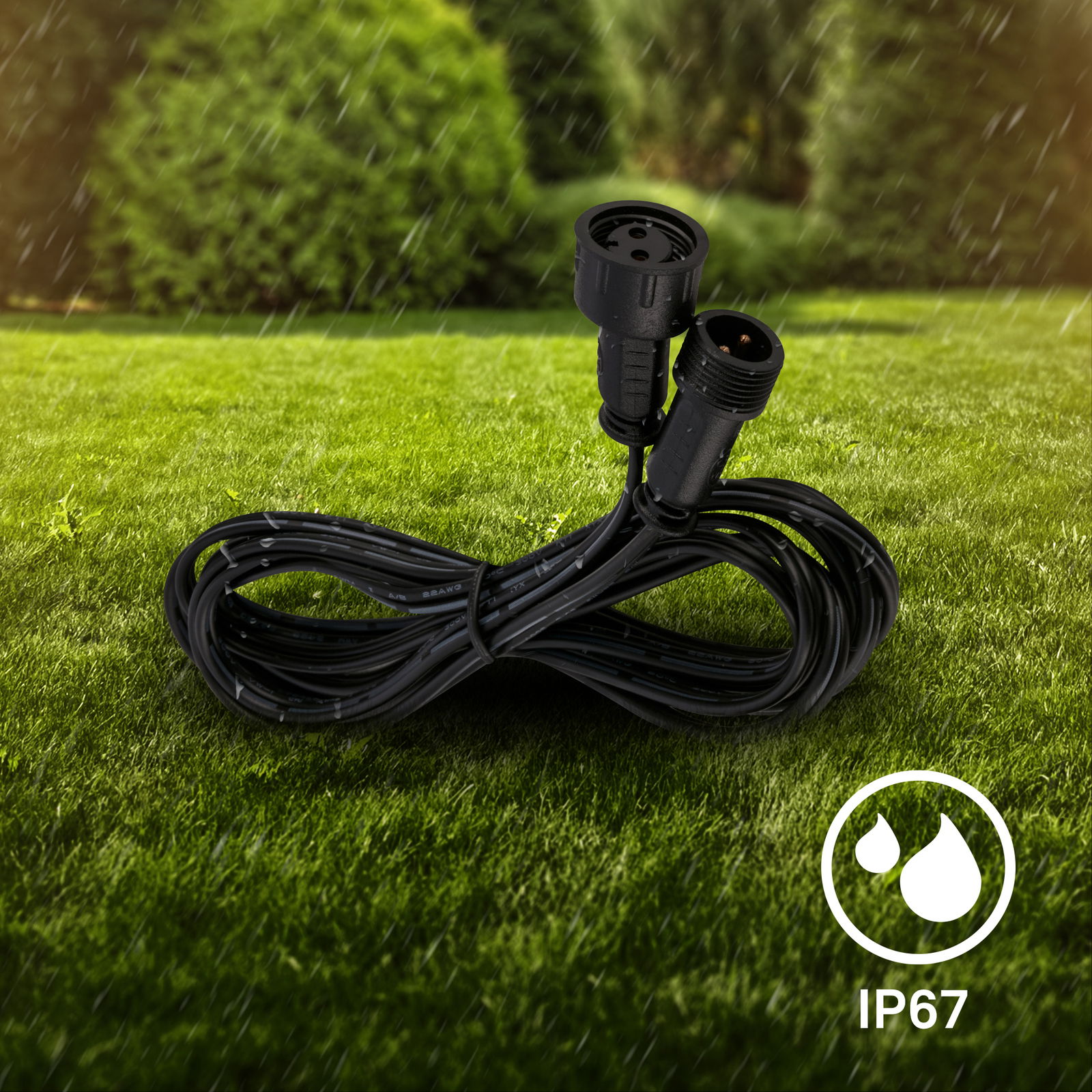 Verlängerungskabel auf einer Wiese bei Regen, IP67 zertifiziert, seitliche Perspektive