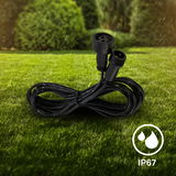 Verlängerungskabel auf einer Wiese bei Regen, IP67 zertifiziert, seitliche Perspektive