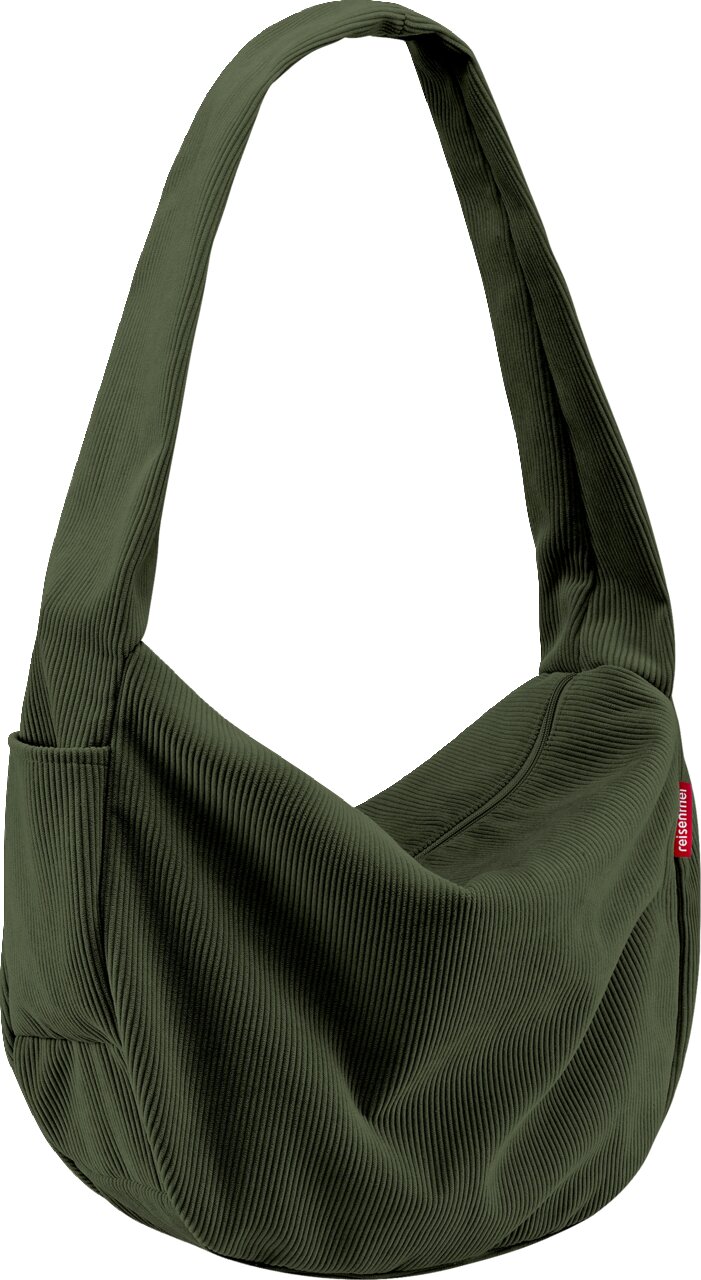 Olivgrüne, gerippte Schultertasche/Shopper aus Cord mit breitem Trageriemen und rotem reisenthel-Label, freigestellt auf weißem Hintergrund, Frontansicht leicht seitlich.