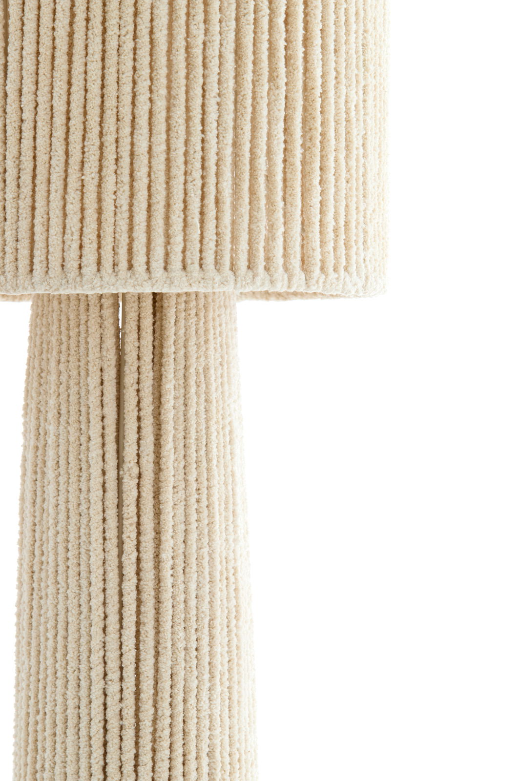 Nahaufnahme einer Stehleuchte mit cremefarbenem, geripptem Stoffbezug.