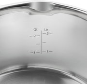 Innenansicht eines Edelstahltopfs mit Messskala in Litern und Quarts.