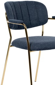 Moderner Armlehnenstuhl mit blauem Stoffbezug und goldenen Metallbeinen, seitliche Perspektive