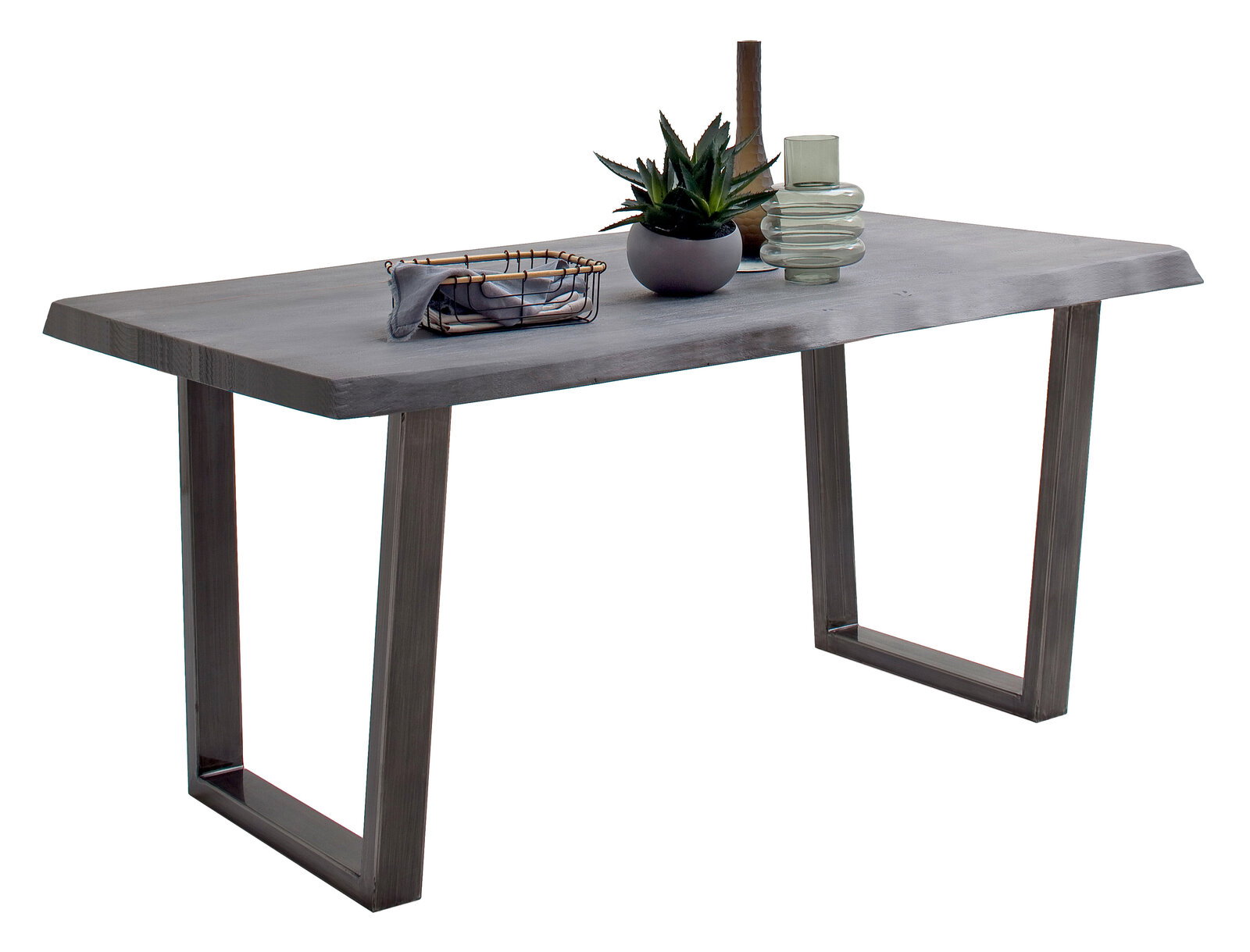 Moderner Esstisch mit rechteckiger Holzplatte und Metallbeinen, dekoriert mit Pflanzen und Glasvasen, seitliche Perspektive