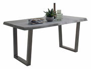 Moderner Esstisch mit rechteckiger Holzplatte und Metallbeinen, dekoriert mit Pflanzen und Glasvasen, seitliche Perspektive