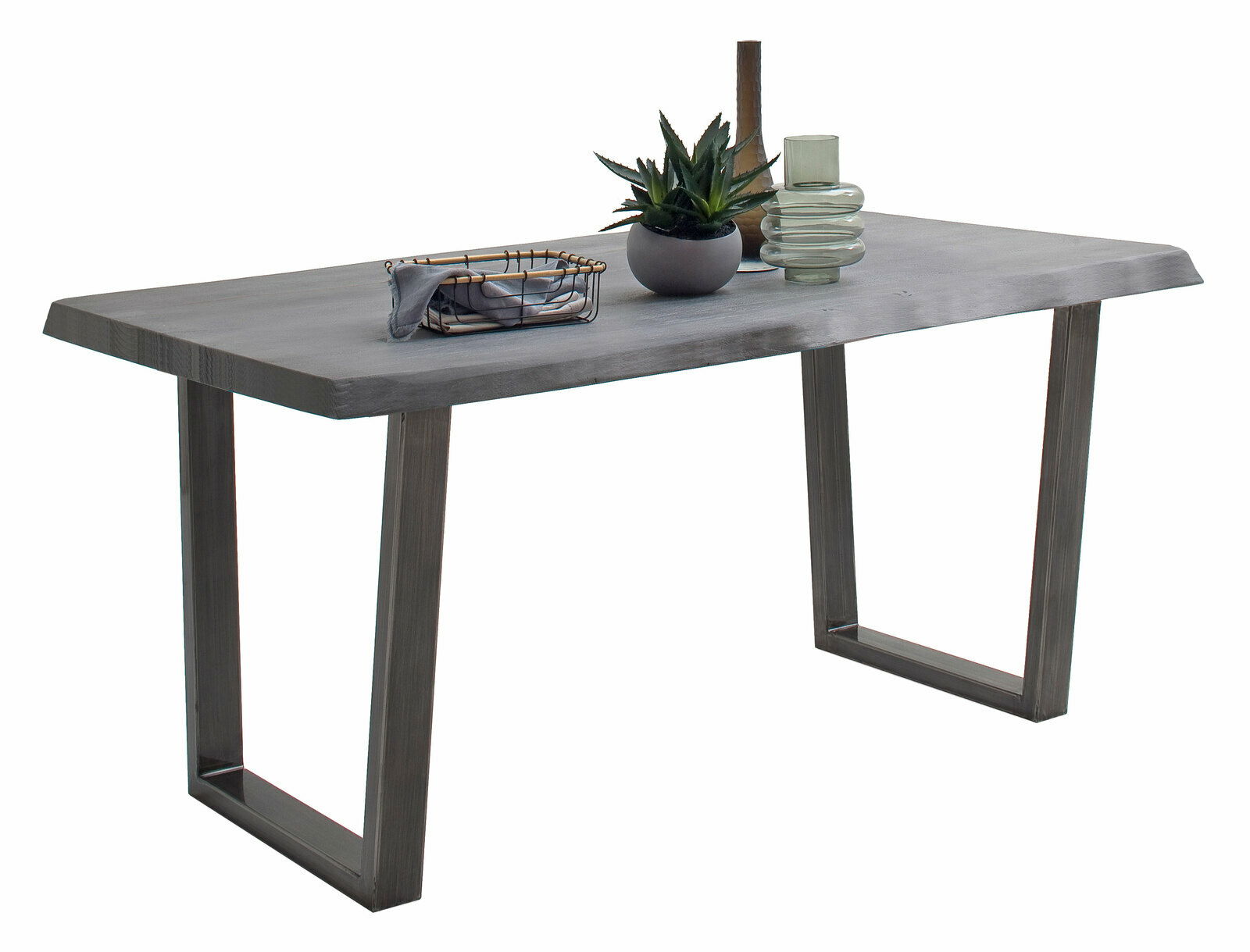 Moderner Esstisch mit rechteckiger Holzplatte und Metallbeinen, dekoriert mit Pflanzen und Glasvasen, seitliche Perspektive