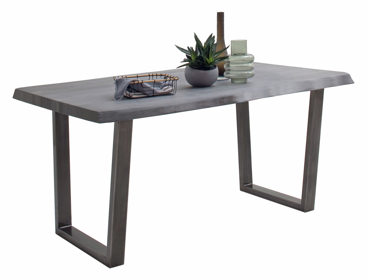 Moderner Esstisch mit rechteckiger Holzplatte und Metallbeinen, dekoriert mit Pflanzen und Glasvasen, seitliche Perspektive