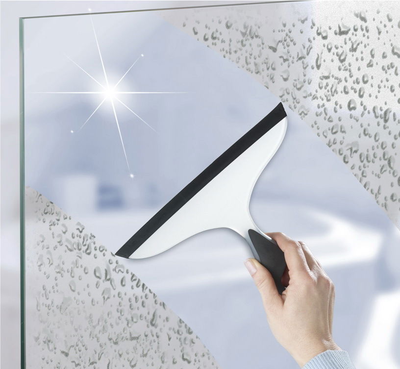 Hand hält Badezimmerwischer 2K Loano, der Wasser von einer Glasoberfläche entfernt. Perspektive von vorne.