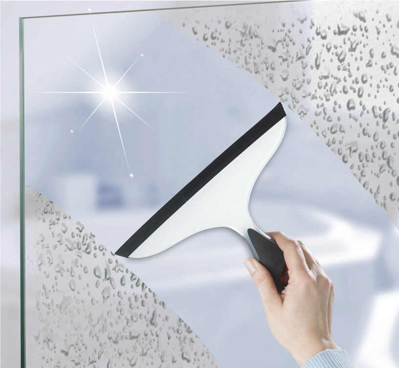 Hand hält Badezimmerwischer 2K Loano, der Wasser von einer Glasoberfläche entfernt. Perspektive von vorne.