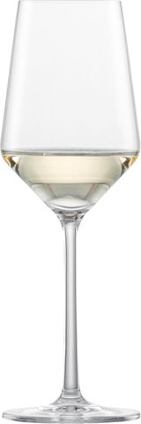 Rieslingglas Pure, frontalansicht, mit einem Hauch von Weißwein gefüllt
