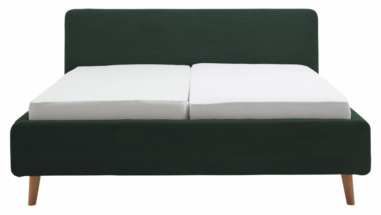 Frontale Ansicht eines Polsterbettgestells mit dunkelgrünem Stoffbezug und Holzfüßen, ausgestattet mit zwei weißen Matratzen.