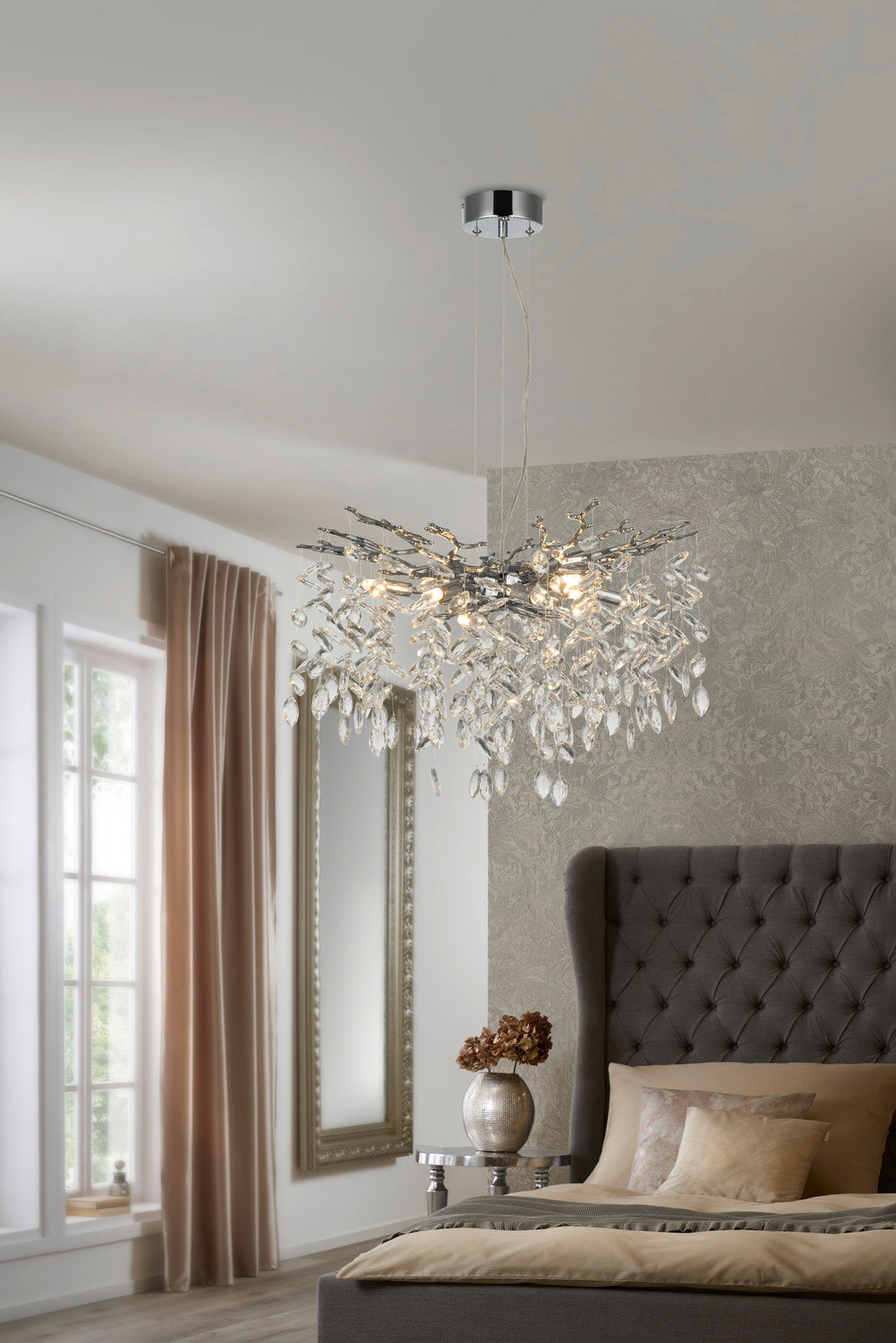 Glandor Hängeleuchte CHICAGO Elegante Hängeleuchte mit Kristallverzierungen in einem stilvollen Schlafzimmer, seitliche Perspektive.