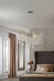 Elegante Hängeleuchte mit Kristallverzierungen in einem stilvollen Schlafzimmer, seitliche Perspektive.