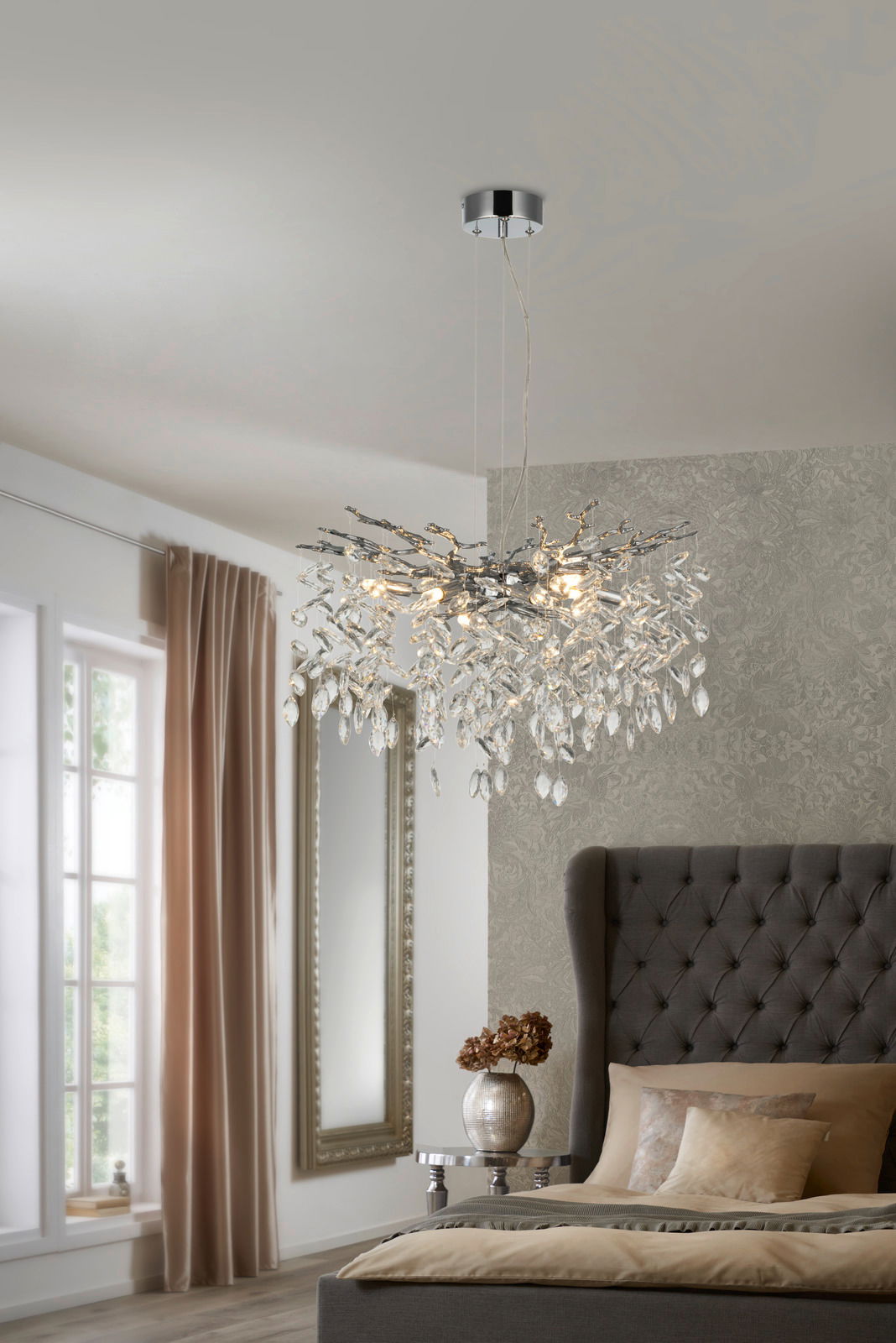 Elegante Hängeleuchte mit Kristallverzierungen in einem stilvollen Schlafzimmer, seitliche Perspektive.