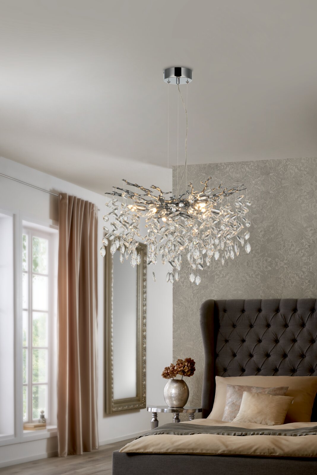 Elegante Hängeleuchte mit Kristallverzierungen in einem stilvollen Schlafzimmer, seitliche Perspektive.