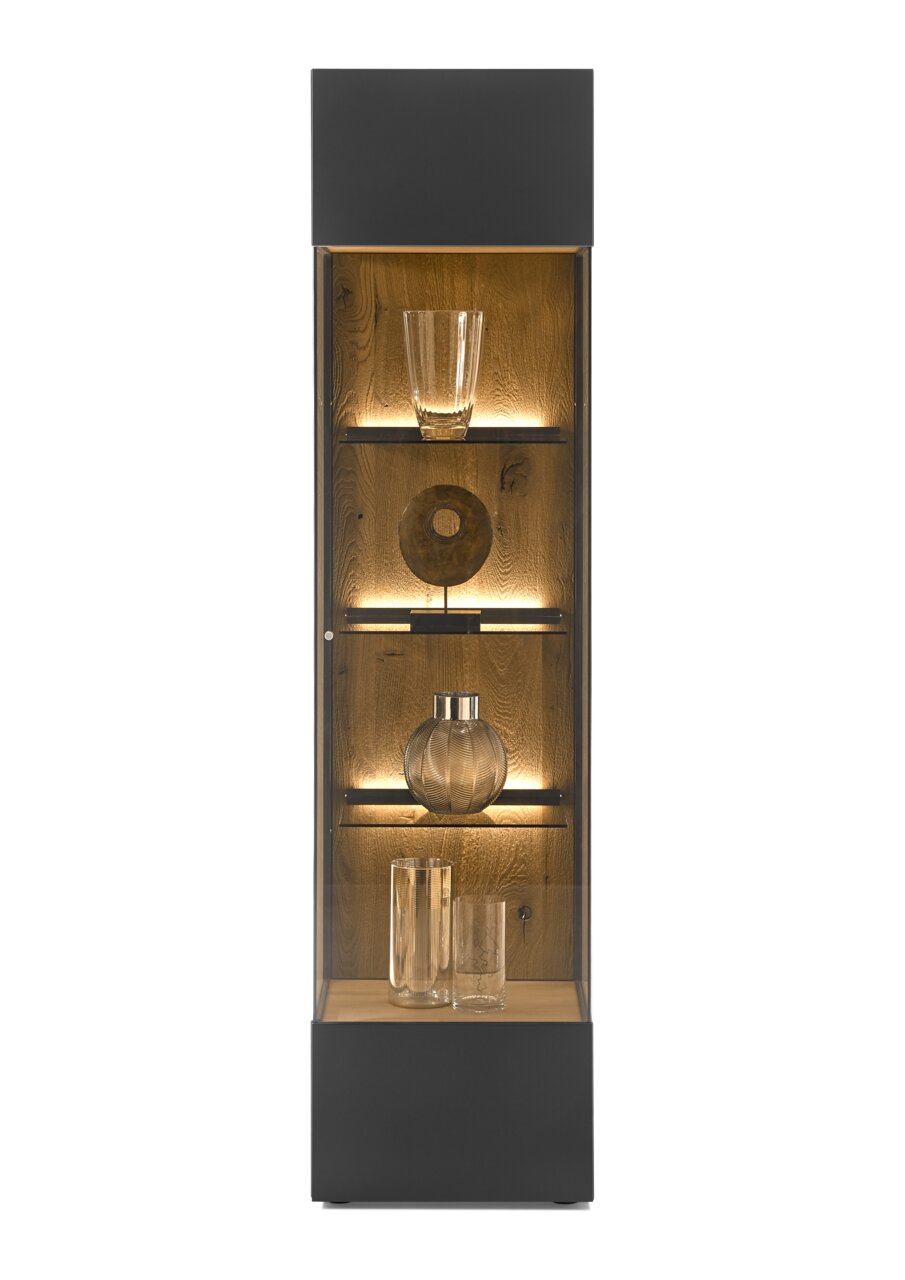 Vitrine met glazen voorkant en houten achterwand, verlicht, gezien vanaf de voorkant