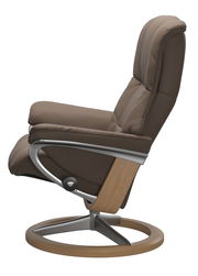 Seitenansicht eines braunen Einzelsessels mit Holz- und Metallgestell.