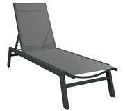 Moderne graue Sonnenliege aus seitlicher Perspektive