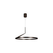 Moderne schwarze LED-Pendelleuchte mit großem ringförmigem Lampenkörper und zylindrischem Baldachin, freigestellt auf weißem Hintergrund, Ansicht von vorne mit leichtem Blick von unten