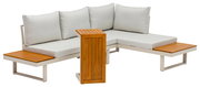 Moderne Gartenlounge mit hellen Kissen und Holzdetails, seitliche Perspektive