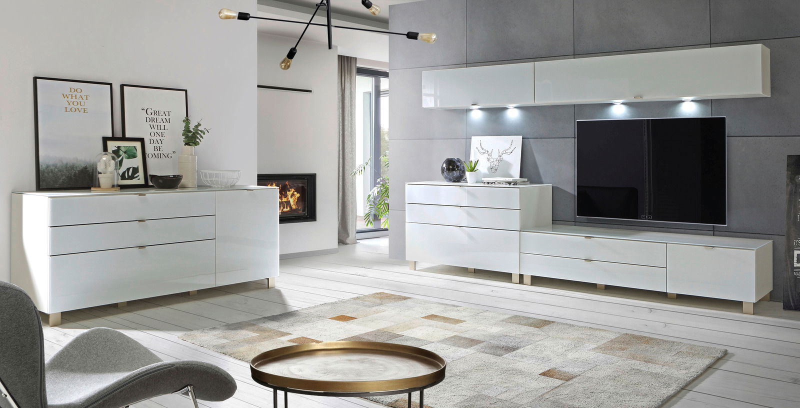 Modernes Wohnzimmer mit weißem Sideboard und TV-Lowboard, seitliche Perspektive